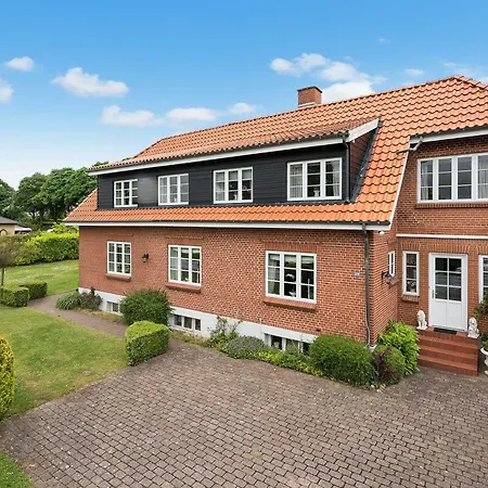 Guest house Kollund 2*